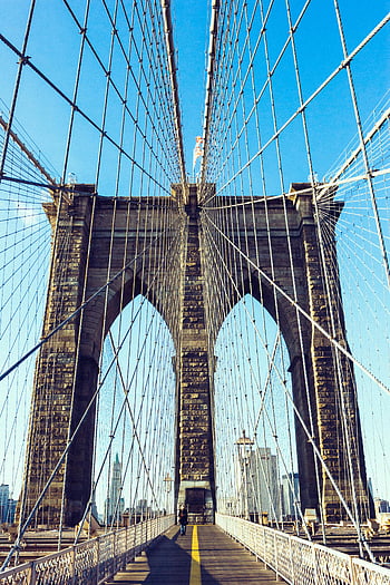 Brooklynský most, New York City, jasné modré nebe, Kultovní architektura, šedý most, městské krajiny, kamenné oblouky, závěsné kabely, panorama města, chodník pro chodce, historické památky