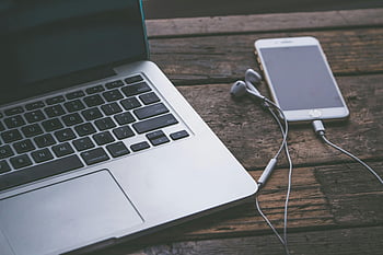 Macbook Pro, i phone, superficie di legno, Spazio di lavoro moderno, il computer portatile, smartphone, Scrivania rustica, auricolari, Configurazione tecnologica, atmosfera d'ufficio, dispositivi digitali