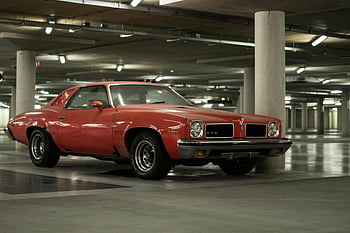 coupe merah klasik, pontiac gto, mobil otot vintage, Struktur parkir perkotaan, mobil merah, mobil klasik, parkir dalam ruangan, Desain GTO, pontiac merah, desain mobil, pengaturan kota