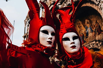masques de carnaval vénitien, costumes rouges vibrants, Festival de Venise, masques de carnaval, costumes vénitiens, carnaval rouge, Venise, Italie, masques époustouflants, Costumes du festival, fête vénitienne, masques rouges
