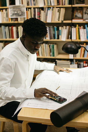 muž, sedící, stůl, architekt, knihovna, výpočtu, čísla, plány, lavice, knih, chytrý telefon