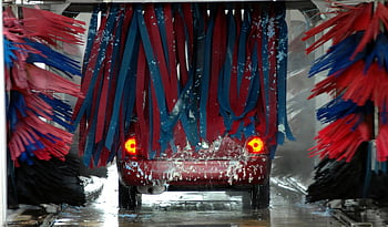 červené auto, Automatizované mytí aut, Barevné kartáče, mýdlové sudy, Červený a černý banner, čištění automobilů, Kartáčky pro mytí aut, Červená myčka automobilu, Proces mytí aut, údržby vozidel, Čištění vozidla