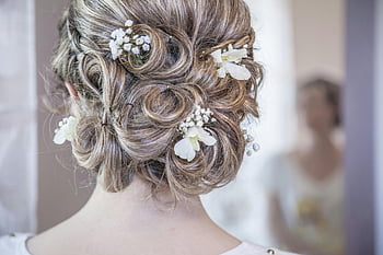 bílá květinová vlasy vinná réva, Elegantní svatební vlasy, Svatební den účes, Jemné bílé květy, svatební updo, květinové vlasové příslušenství, svatební dekorace na vlasy, Svatební účes, Svatební vlasová réva, Bílý květinový příušník