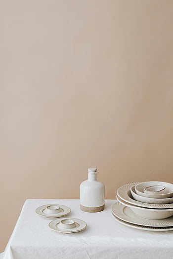 vaisselle minimaliste, vaisselle en céramique, tissu blanc, toile de fond beige, vaisselle élégante, design minimaliste, Réglage de la table blanche, assiettes en céramique, tasses en céramique, décor minimaliste, nappe blanche