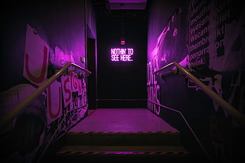 neonowe oznakowanie, Dramatyczne schody, znak świetlny, Urban Vibe, światła neonowe, graffiti ściany, Sztuka współczesna, Schody wewnętrzne, żywe kolory, miejskie ustawienie, neonowa sztuka