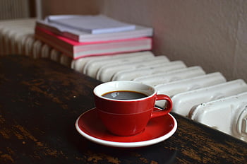 koffiekop, houten tafel, rode kop, boeken, radiator, Gezellige ochtend, warme koffie, tafel opstelling, ochtendvibe, binnenscène, Koffietijd