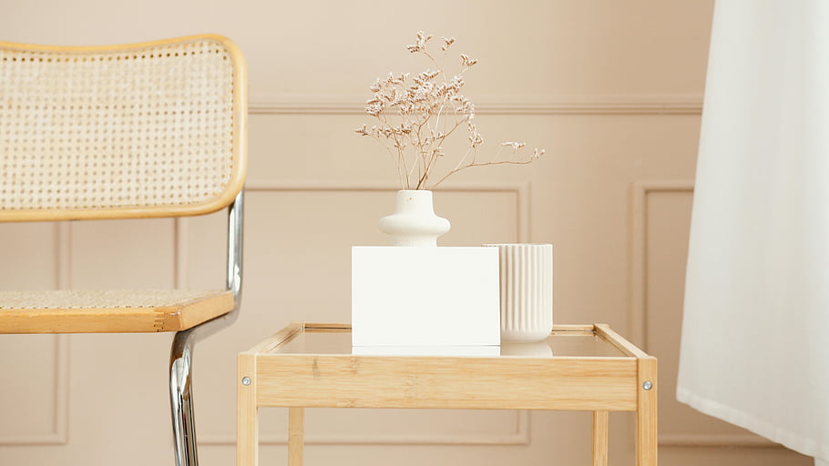 keramická váza, dřevěný skleněný stůl, minimalistický interiér, měkké pastelové barvy, Elegantní výzdoba, dřevěná židle, sušené květiny, moderní nábytek, domovní dekorace, Vzhled interiéru, pastelové tóny