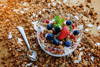 jahoda, borůvka, mísa z čirého skla, Granola snídaně, čerstvé jahody, jogurt, zdravá snídaně, bucuresti, pohled shora, máta, kokosové vločky