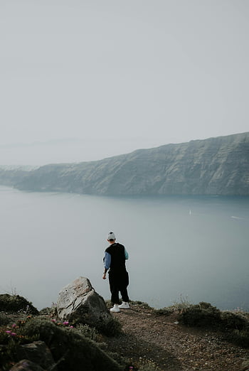 崖の上の男、 サントリーニの風景、 ロッキークリフ、 海の眺め、 穏やかなビュー、 海を見下ろす男、 サントリーニ島の風景、 丘の上の男、 マウンテンビュー、 静かな情景、 沿岸ビュー