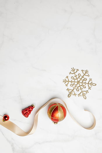 Weihnachtsdekorationen, Band, schimmernde Schneeflocke, Weihnachtsschmuck, Marmor Hintergrund, Feiertagsdekoration, Ansicht von oben, rote und goldene Ornamente, Festliches Dekor, Winterferien, Weihnachtsthema