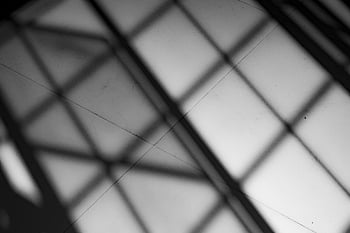 黒と白、 抽象的な写真、 幾何学的な影、 天井の背景、 興味深いパターン、 影パターン、 モノクロ写真、 建築の影、 光と影、 幾何学的デザイン、 抽象的な影