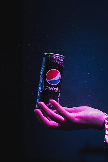 ruka držící Pepsi, pepsi může, tmavé pozadí, růžové osvětlení, neskutečný efekt, Moderní estetika, Pepsi Max, nulový cukr, liga mistrů, nápoj, soda