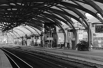 terminal kolejowy, zdjęcie w skali szarości, czarny i biały, pusty dworzec kolejowy, Platforma, Nowoczesny projekt architektoniczny, tory kolejowe, platforma stacji, transport miejski, stacja kolejowa, obraz monochromatyczny