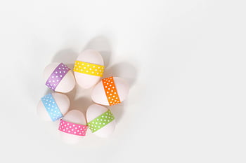 Paas eieren, polka dot linten, witte achtergrond, Helder gekleurd, ovale ornamenten, assorti-color, cirkelvormige opstelling, feestelijke decoratie, voorjaarsvakantie, Pasen decoratie, kleurrijke eieren