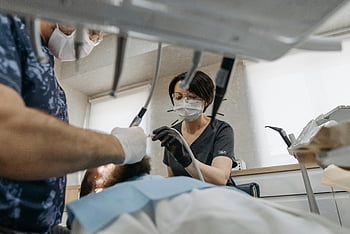 歯科医院、 患者の手順、 現代のクリニック、 2人の歯科医、 歯科手順、 クリニック環境、 患者ケア、 歯の治療、 医療環境、 専門歯科、 歯の健康