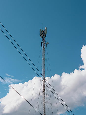 telecommunicatietoren, stalen toren, zender, antenne, blauwe lucht, wolken, moderne technologie, hoge toren, communicatie -infrastructuur, Draadloze technologie, staalconstructie