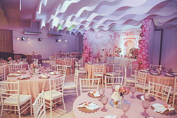 Veranstaltung zum Thema Pink, Becher, Servietten, verzierte Tische, Luftballons, Event -Setup, rosa Dekor, Tisch Einstellungen, Ereignistabellen, rosafarbene Ballone, weiße Stühle