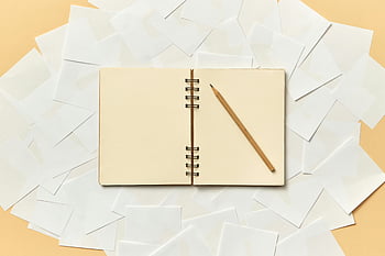 ノート、 鉛筆、 散在する論文、 白い紙、 創造性、 ノートをとる、 ノートブックを開く、 スパイラルノート、 空白の論文、 机のセットアップ、 ワークスペース