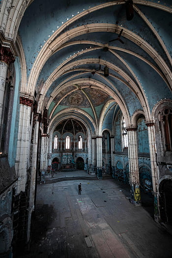 opuštěné budovy, gotická katedrála, interiér, ohromující oblouky, rozpadaná krása, muž stojící, opuštěné architektury, interiér katedrály, gotická architektura, rozpadlá katedrála, opuštěný kostel