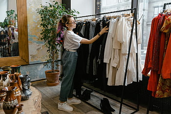 žena nakupování, elegantní butik, stylová žena, ramínko, butikový obchod, keramika a rostliny, módní obchod, obchod s oblečením, Vzhled interiéru, nakupování, butikový interiér