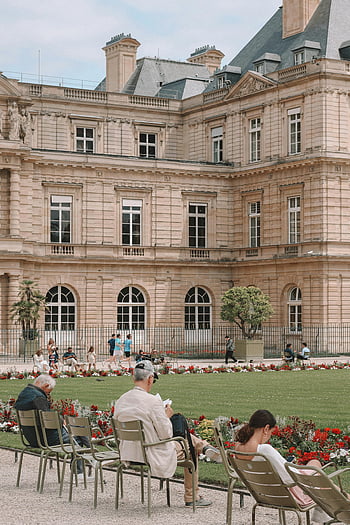 açık havada oturan insanlar, luxembourg bahçeleri, Paris, Sakin Günü, açık oturma, Bahçe Ziyaretçileri, Tarihi bina, avrupa mimarisi, Çiçek yatakları, Park Ziyaretçileri, boş zaman