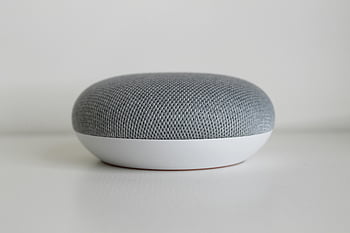携帯用スピーカー、 白い面、 ラウンドスピーカー、 ミニマリストデザイン、 スマートスピーカー、 モダンデザイン、 クローズアップショット、 白色の背景、 コンパクトなスピーカー、 オーディオ装置、 テクノロジー製品