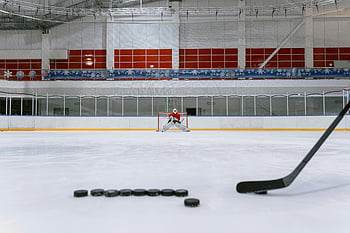 lední hokej, brankář, puk, sportovní akce, kluziště, Vnitřní stadion, dynamická akce, hokejka, sportovní fotografie, ledové sporty, soustředěný brankář