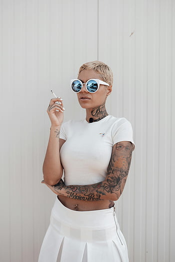 blondýnka, Bílé oblečení, kouření cigaret, tetovaná žena, sluneční brýle, Stylový portrét, bílé tričko, bílá sukně, stojící žena, neformální móda, městský styl
