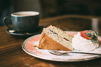 torta a fette, piatto di ceramica, pan di Spagna, crema, fragola, caffè caldo, caffè accogliente, dolce, fotografia di cibo, fetta di torta, impostazione del caffè