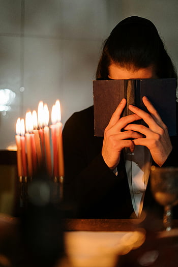 책을 들고있는 사람, 기도하다, 촛불, 하누카, 영성, 전통, 종교적인, 양초, 책, 유태인, 기도