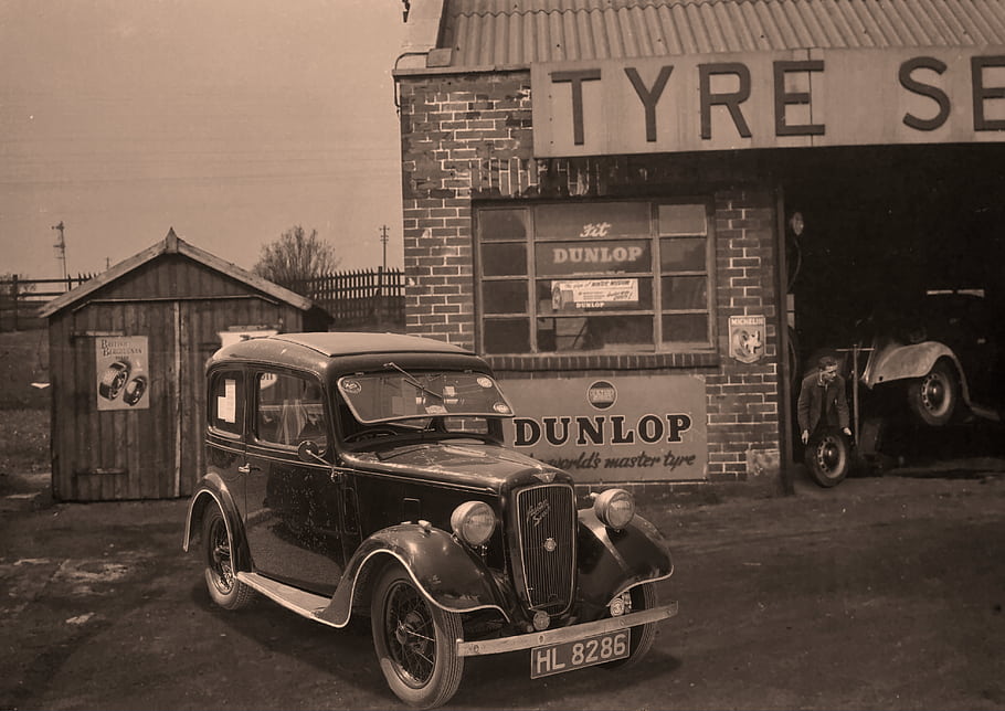 Austin Seven, Služba pneumatik, dunlop, garáž, Manchester, Anglie, Duben 1953, Historické auto, Lesklé pneumatiky, Další práce, Adrian J Walker