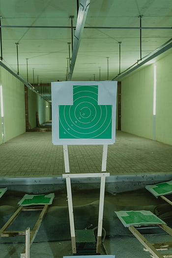 Vnitřní střelba, cílové desky, Z kulky, prázdný rozsah, zelené stěny, cílovou praxi, střelecké terče, vnitřní řada, střelba na cíl, otvory po projektilech, zelený cíl