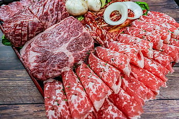 mramorované hovězí maso, wagyu hovězí maso, syrové hovězí, hovězí plátky, dřevěný podnos, vaření, detail, maso, fotografování potravin, Vysoce kvalitní hovězí maso, Gurmánský jídlo