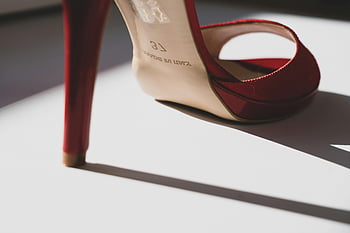 tacchi rossi, scarpe alla moda, temi di moda, Casting Shadow, Scarpe con tacco alto, fotografia di moda, Calzature eleganti, scarpe da donna, Stiletti rossi, design della scarpa