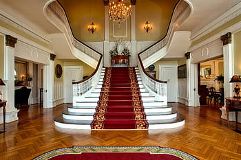 บันไดใหญ่, พรมแดง, ล็อบบี้โรงแรมหรูหรา, โคมระย้า, พรมดอกไม้, แดงและน้ำตาล, การตกแต่งภายในโรงแรม, การตกแต่งที่หรูหรา, บันไดหรูหรา, การออกแบบวินเทจ, การตั้งค่ามั่งคั่ง