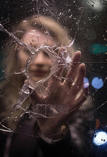 femme, verre brisé, scène émotionnelle, Mise au point floue, moment dramatique, verre touchant, la main sur le verre, verre fissuré, scène de nuit, lumières de bokeh