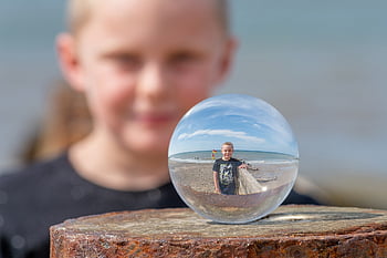 Křišťálová koule, skleněná koule, fotografování, pobřeží, dívka, lom světla, chlapec, magie, sklenka, zeměkoule, koule