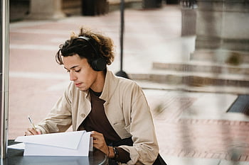 student concentrat, scrierea documentului, fac temele, tânăr, Căști, studiu, masă exterioară, Studiu în aer liber, Studierea concentrată, Scrierea studenților, teme în aer liber