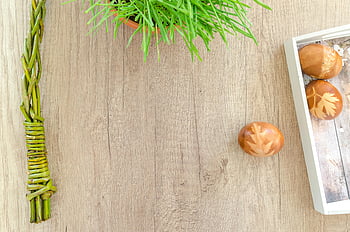 Paas eieren, bladpatronen, houten tafel, groen, wilgentakken, decoratie, bruine amandelen, lente decor, feestelijke tafel, Pasen decoratie, natuurlijke elementen