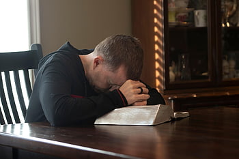 bible, modlitba, víra, křesťan, náboženství, muž, modlit se, otevřená bible, otevřeno