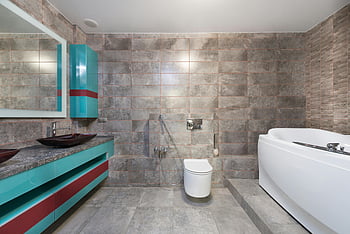 Badezimmer, Fliesenboden, geflieste Wände, modernes Badezimmer, Schlanke Spiele, zeitgemäßes Design, stilvolles Badezimmer, Geräumiges Badezimmer, weiße Badewanne, Wandmontierte Toilette, Türkis Eitelkeit