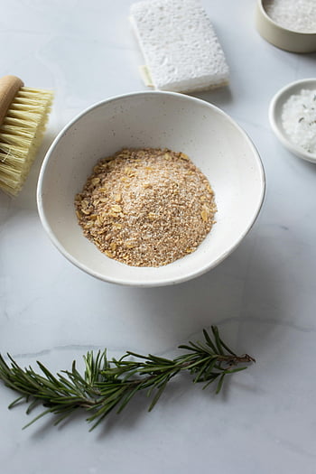organický peeling, miska, suchá masáž, rozmarýn, exfoliant, lázeňské nástroje, péče o pleť, klidná složení, osvěžující péče o pleť