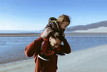 子供を運ぶ父、 ビーチウォーク、 晴れの日、 喜びに満ちた絆、 遊び心のある瞬間、 父と子、 ビーチシーン、 野外活動、 家族の時間、 ビーチの外出、 ショルダーキャリー