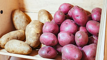 potatoes in crate, fresh potatoes, red potatoes, brown potatoes, wooden crate, close-up potatoes, stored potatoes, fresh red potatoes, fresh brown potatoes, crate of potatoes, potato storage