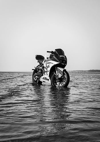 foto in scala di grigi, motociclo, parcheggiata, acque poco profonde, bianco e nero, moto sportiva, riva del mare, ktm, spiaggia, acqua, monocromatico