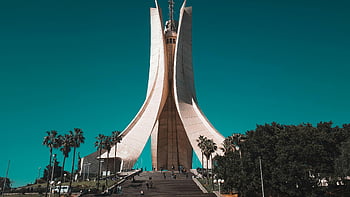 الشهداء التذكاري،  الجزائر،  معلم معروف،  سماء زرقاء صافية،  منظر خلاب،  نصب تذكاري،  هندسة معمارية،  أشجار النخيل،  في الخارج