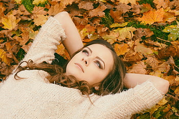 Frau im Pullover, getrocknete Ahornblätter, Brünette Frau, bunter Herbstlaub, Cluj-Napoca Park, Gemütlicher Herbstmoment, Serene Herbst Moment, Tagträume Frau, Herbstblätter, Herbstsaison, Entspannung im Freien