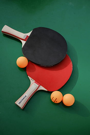 stolní tenisové rakety, Ping pong pádla, ping pong míče, zelené pozadí, ploché ležel, Istanbul, turkiye, sportovní vybavení, Stolní tenisové vybavení, Oranžové koule, zelený povrch