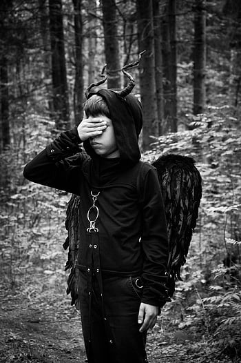 chlapec, dítě, Baby démon, rohy, ďábel, les, gotický, předvečer Všech svatých, melancholie, démon, Černý a bílý