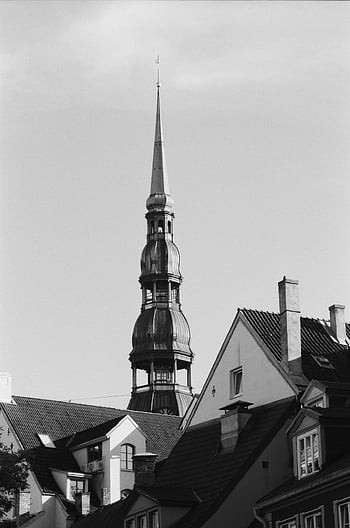 st. église de peter, riga, Lettonie, architecture gothique, tour d'église historique, noir et blanc, Couvrages européens, église médiévale, riga vieille ville, flèche de l'église, photographie noir et blanc